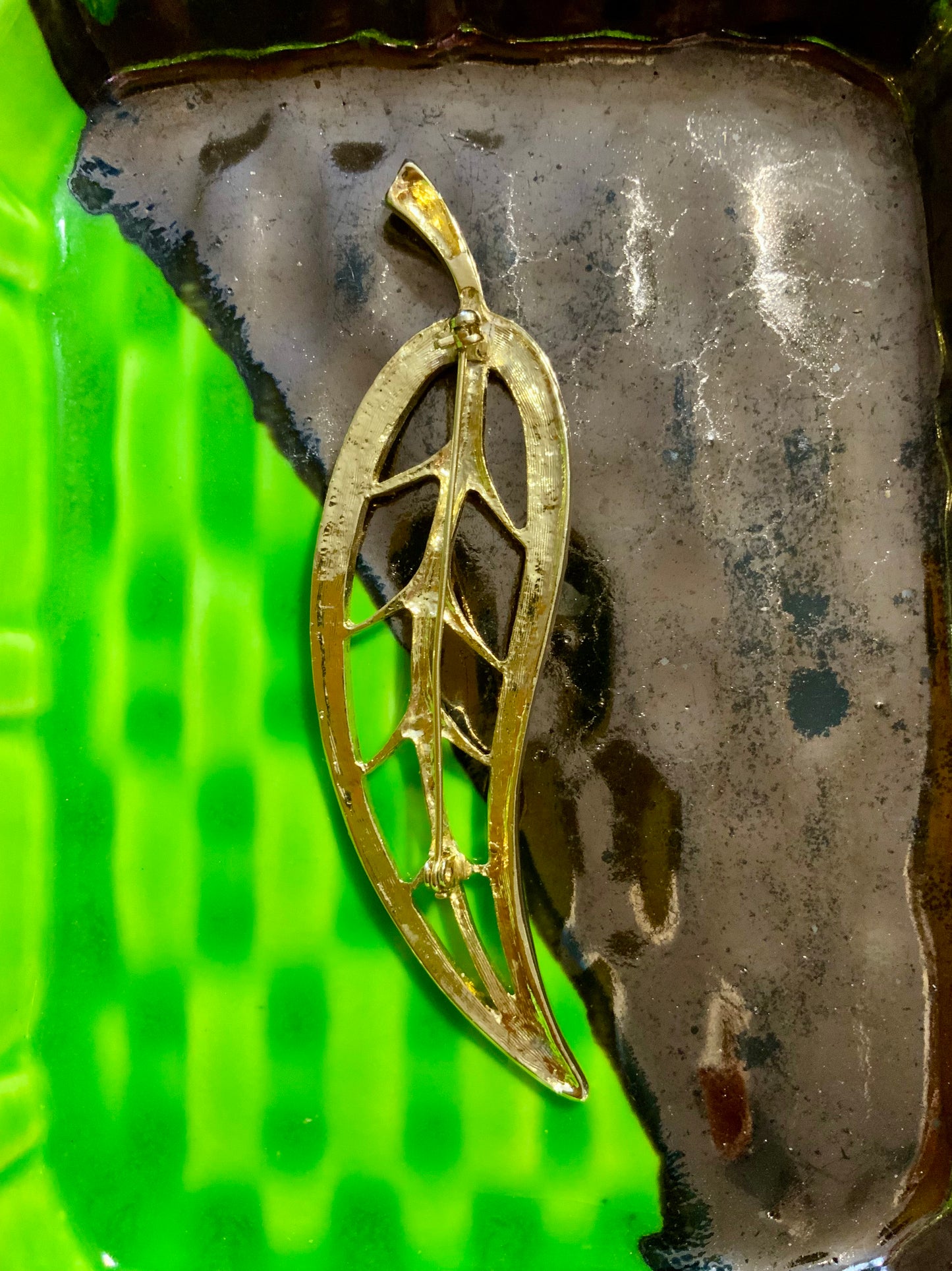 Grande broche Métal doré Feuille Strass Vintage
