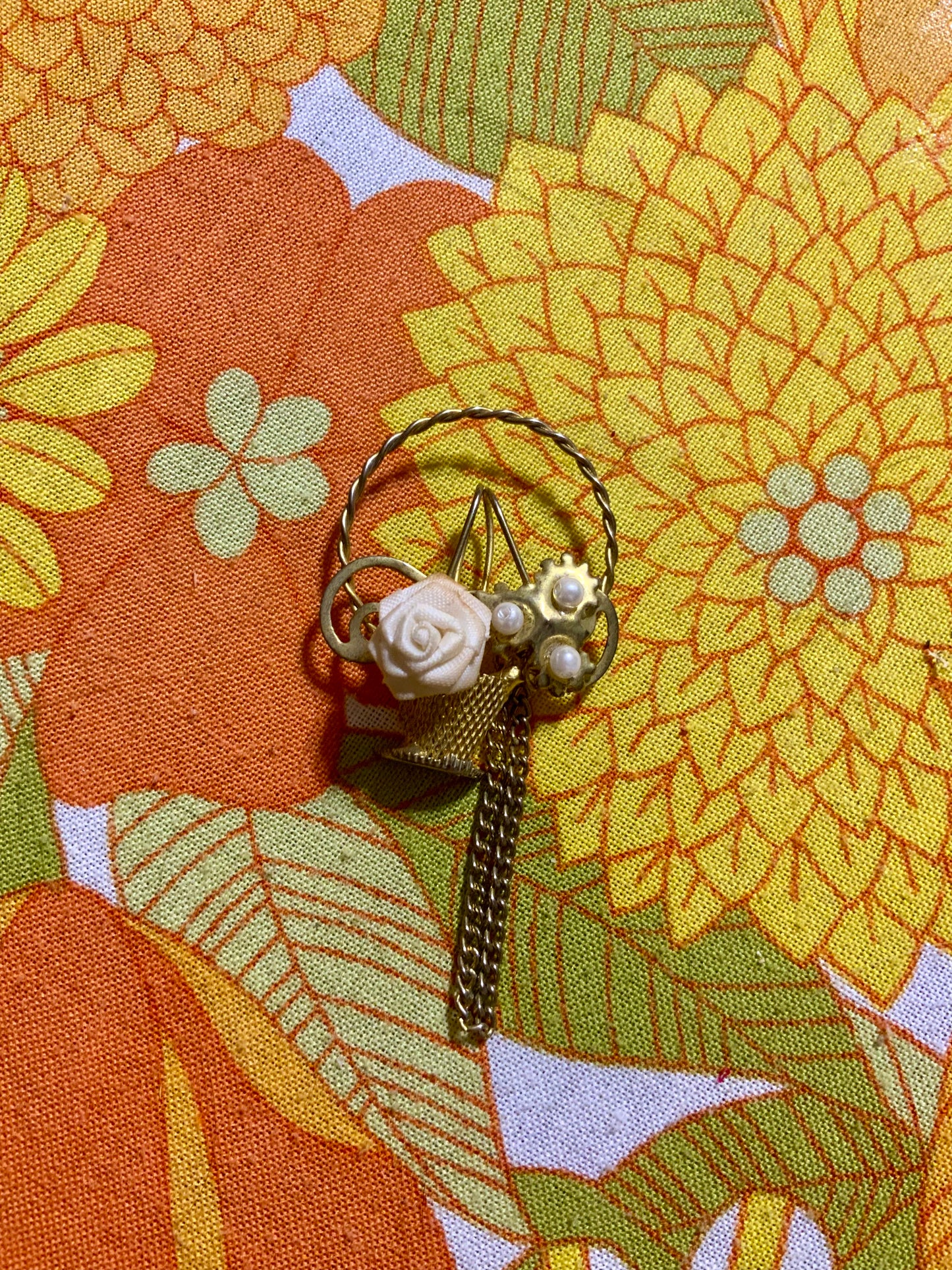 Broche avec chaînes Pendantes Panier Fleurs Vintage Ancien