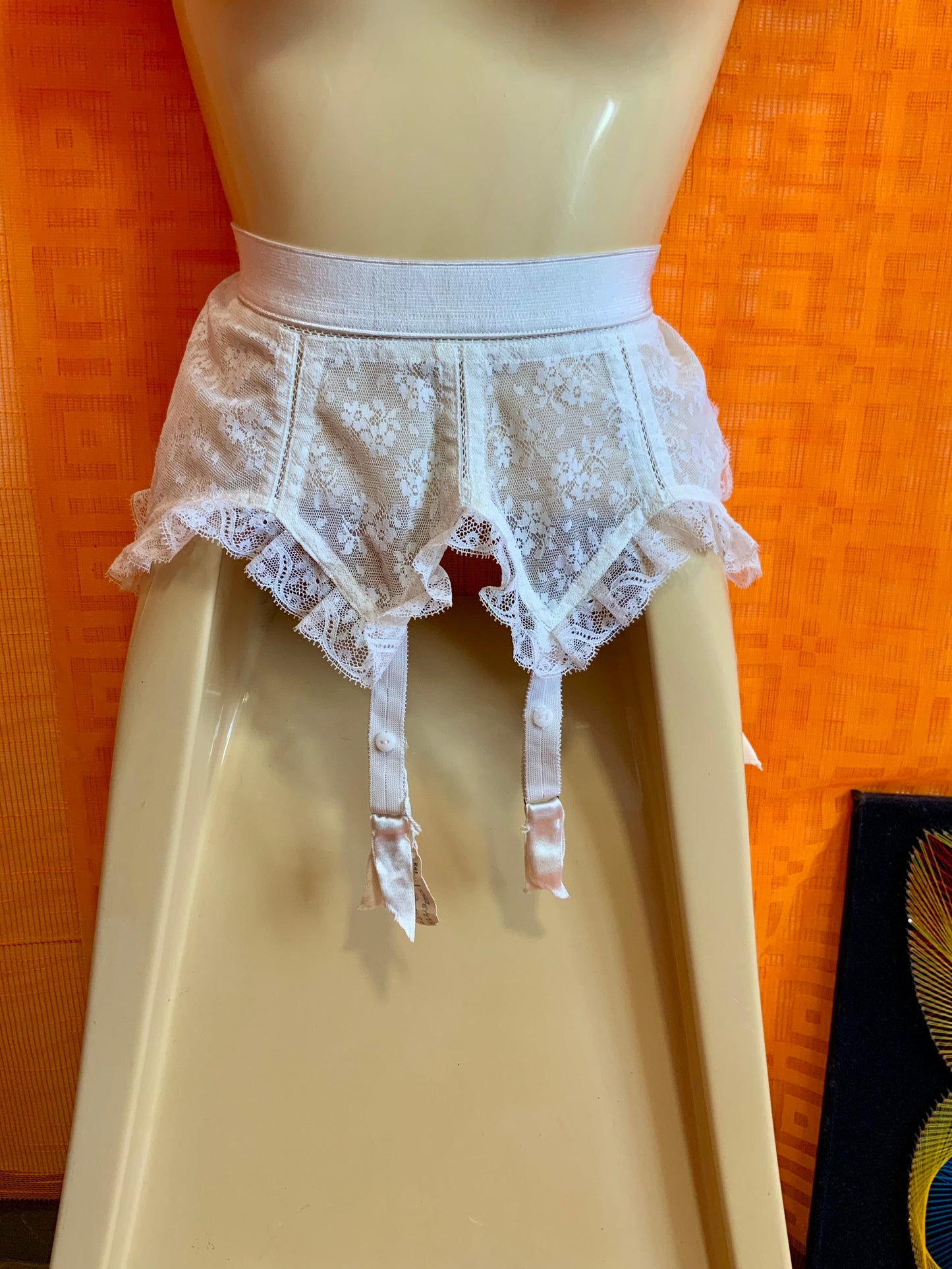 Lingerie porte Jarretelles Dentelle Fleur blanche neuf 1970 Deadstock France