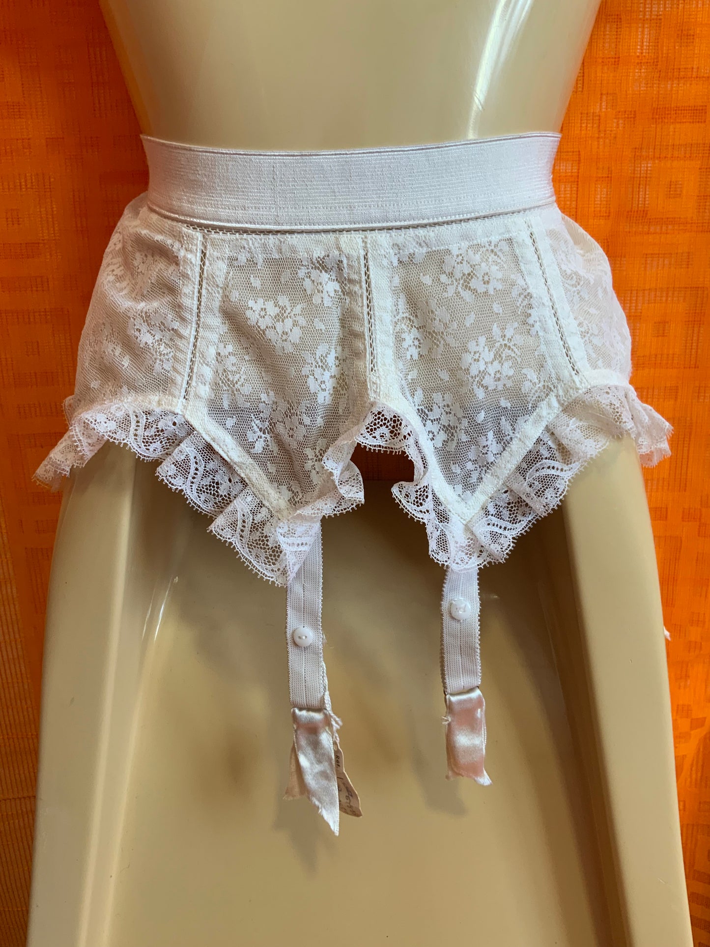 Lingerie porte Jarretelles Dentelle Fleur blanche neuf 1970 Deadstock France