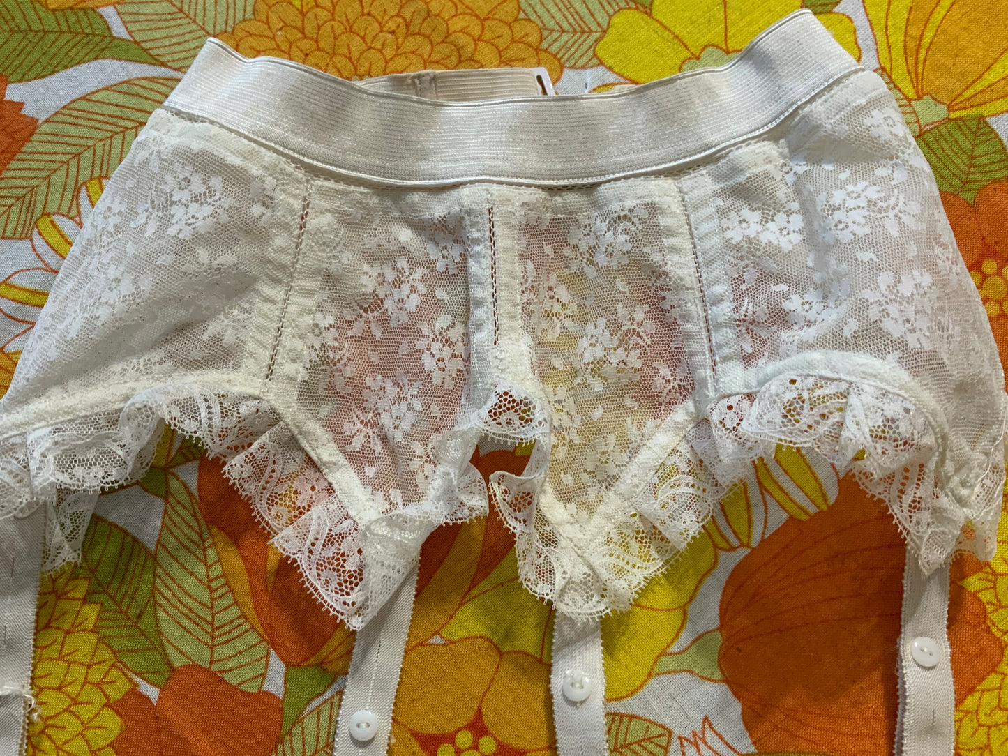 Lingerie porte Jarretelles Dentelle Fleur blanche neuf 1970 Deadstock France