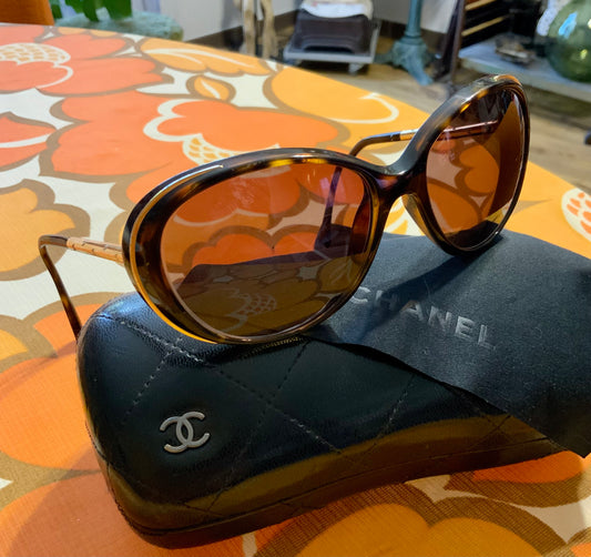 Monture Sublime Paire de Lunettes solaires avec correction  Maison Chanel Branches métal Logo Vintage 2000’