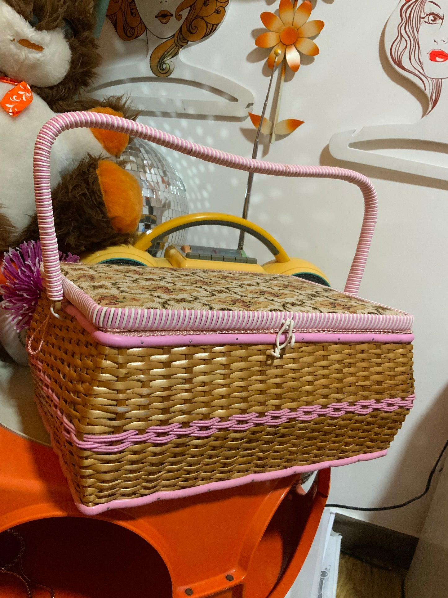 Magnifique Panier Boîte a couture en Soie Rose Vintage