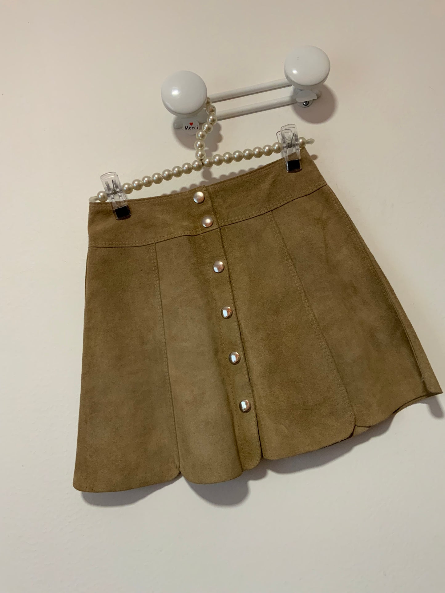 La mini jupe boutonnée Seventies Daim Iconique