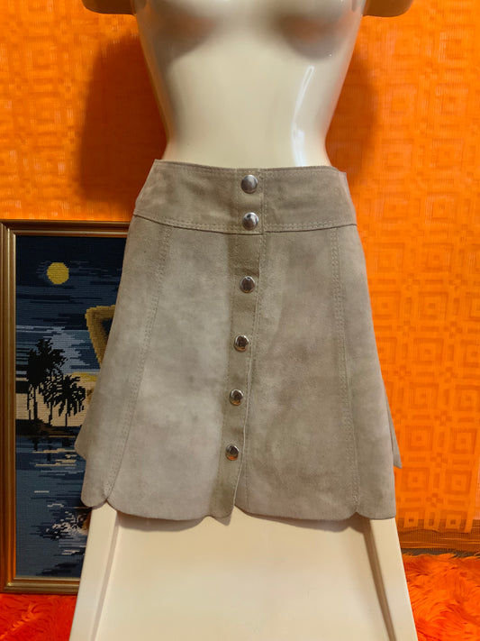 La mini jupe boutonnée Seventies Daim Iconique