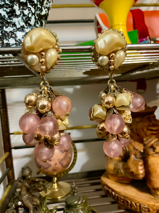 Boucles d’oreilles anciennes en Lucite forme grappe Vintage