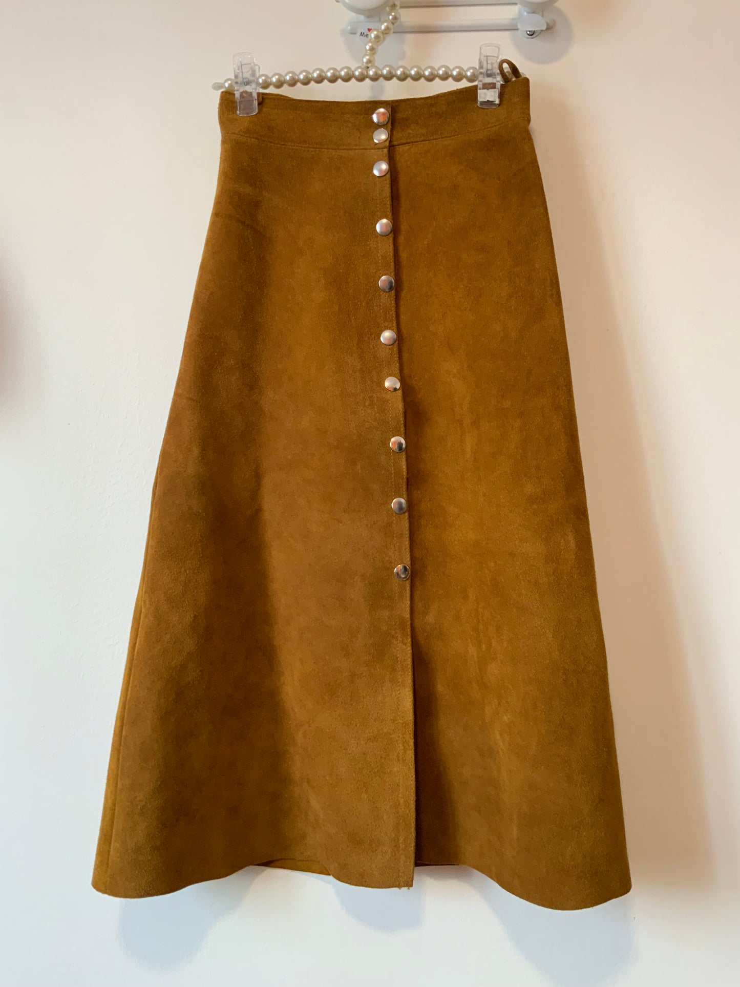 Jupe boutonnée pressions en cuir daim camel Iconique 1970 Vintage Authentique Neuve
