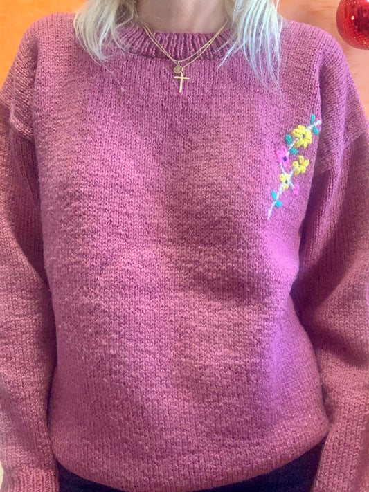 Pull tricoté vieux rose avec fleurs brodées Vintage 1980