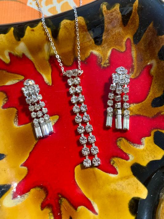 Ensemble Collier et ses boucles d’oreilles pendantes  Strass Vintage 2000’