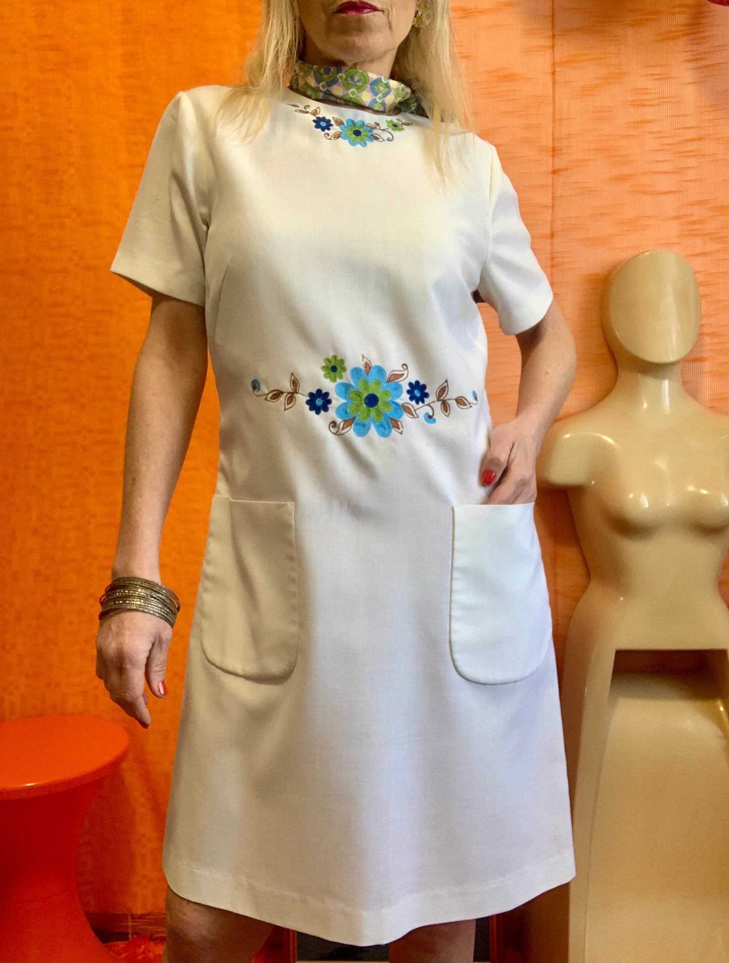 Robe Blouse Blanche à broderies Fleurs Vintage France