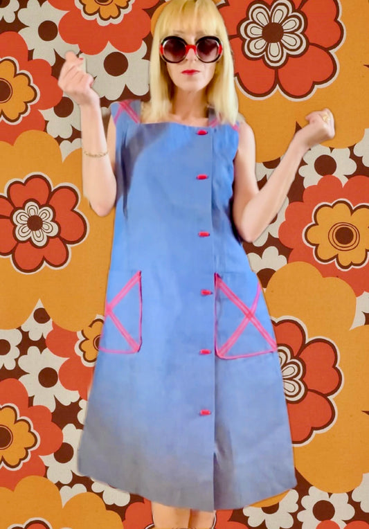 Robe Boutonnée Superbe Bleu Coton Denim et broderies Rouges Neuve 1970