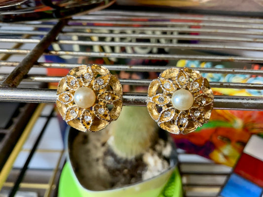 Boucles d’oreilles Fleurs Anciennes Métal doré, Strass et Perles Vintage